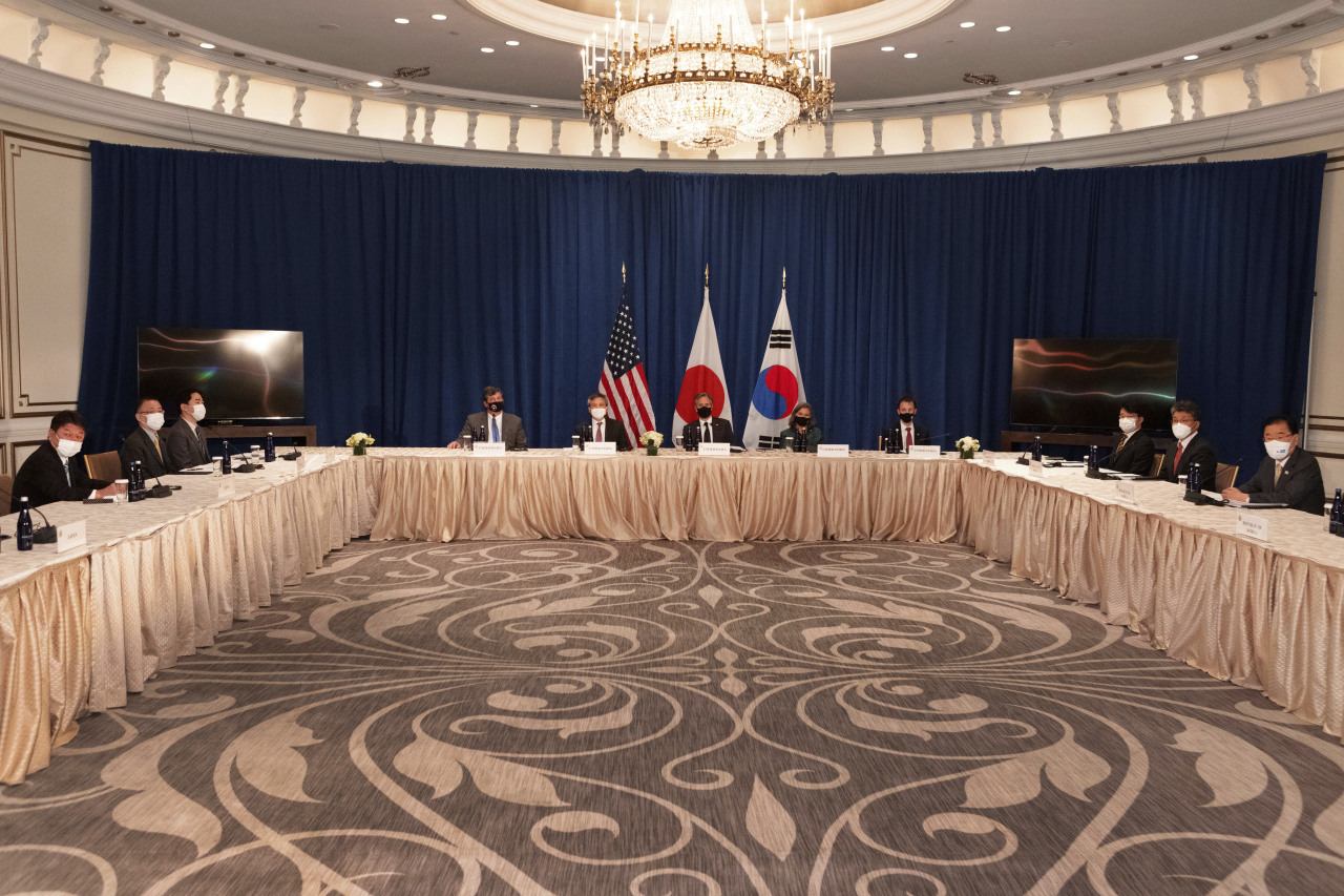 South Korea's Foreign Minister Chung Eui-yong (far right) meets with US Secretary of State Antony Blinken (center), and Japan's Foreign Minister Toshimitsu Motegi (far left) on the sidelines of the 76th Session of the United Nations General Assembly on Wednesday in New York. (AP-Yonhap)