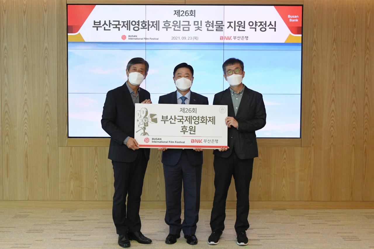 BNK부산은행이 오는 10월 6일 개막하는 ‘제26회 부산국제영화제’의 성공적인 개최를 위해 총 8억원을 후원한다. 사진 왼쪽부터 부산국제영화제 이용관 이사장, BNK부산은행 안감찬 은행장, 부산국제영화제 허문영 집행위원장. [부산은행 제공]