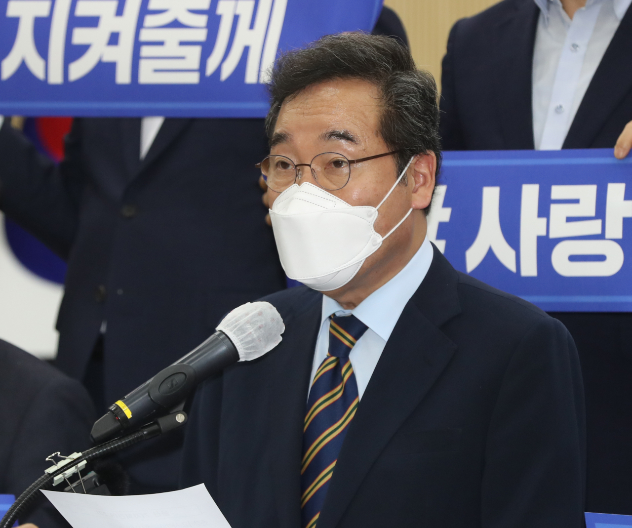 더불어민주당 대권주자인 이낙연 전 대표가 23일 오후 울산시의회에서 울산 공약 발표 기자회견을 하고 있다. [연합뉴스]
