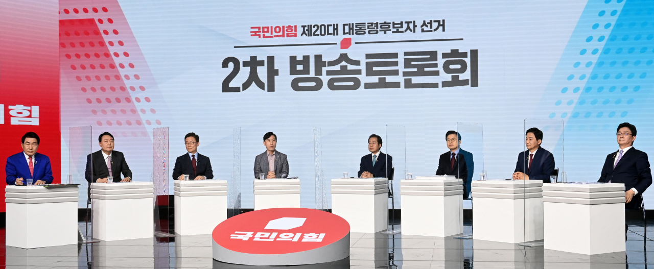 국민의힘 안상수(왼쪽부터), 윤석열, 최재형, 하태경, 홍준표, 황교안, 원희룡, 유승민 대선 경선 예비후보가 23일 서울 강서구 ASSA 스튜디오에서 열린 국민의힘 제20대 대통령후보자 선거 제2차 방송토론회에 참가했다. [연합]