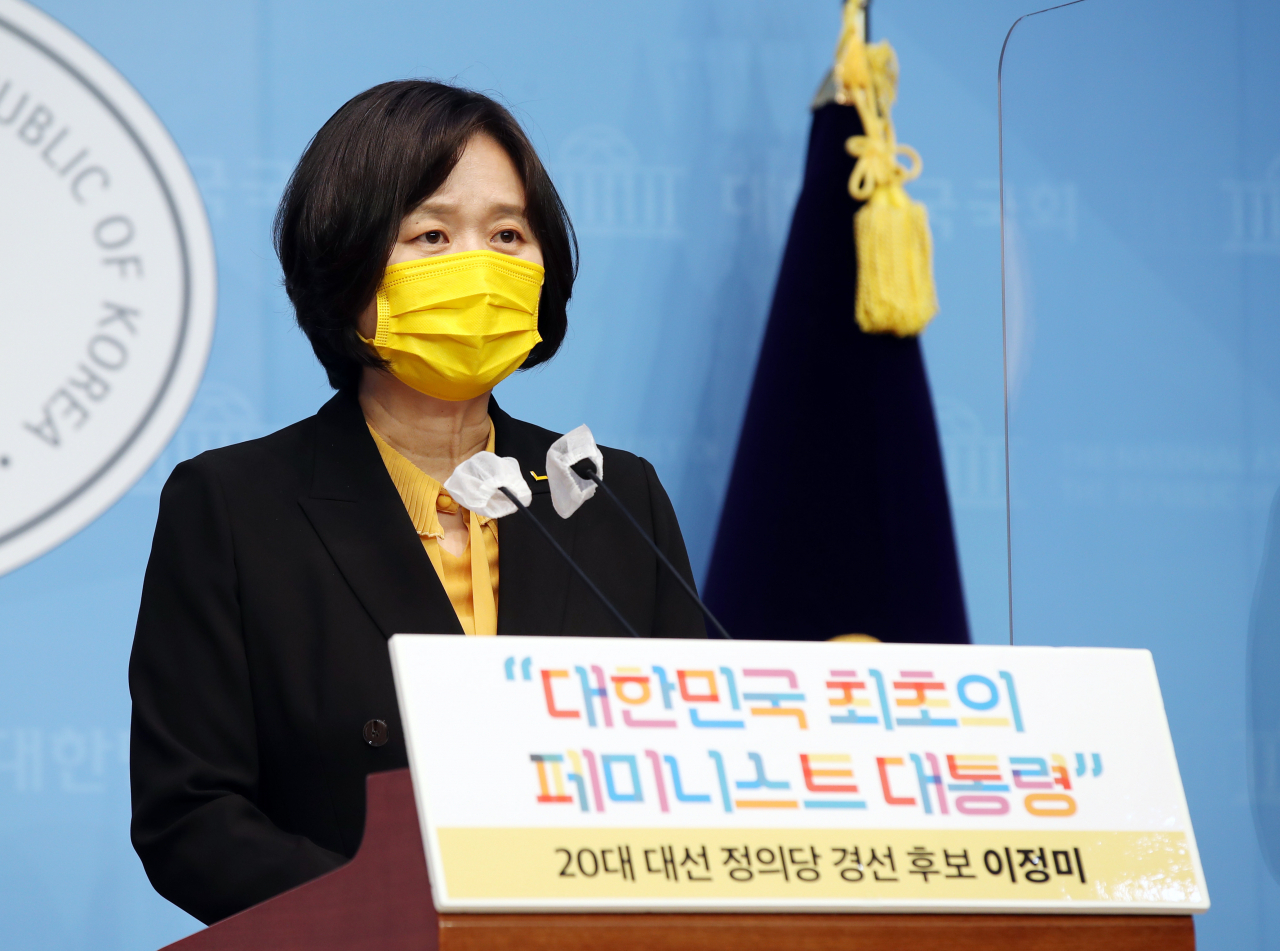 정의당 대권주자인 이정미 전 대표가 23일 서울 여의도 국회 소통관에서 성평등 공약을 발표하고 있다. [연합뉴스]