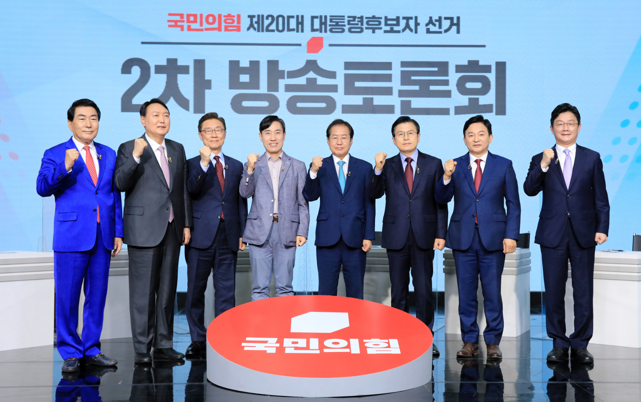 서울 강서구 ASSA 스튜디오에서 열린 국민의힘 제20대 대통령후보자 선거 제2차 방송토론회에 앞서 기념촬영을 하고 있는 국민의힘 대선주자들. [연합]