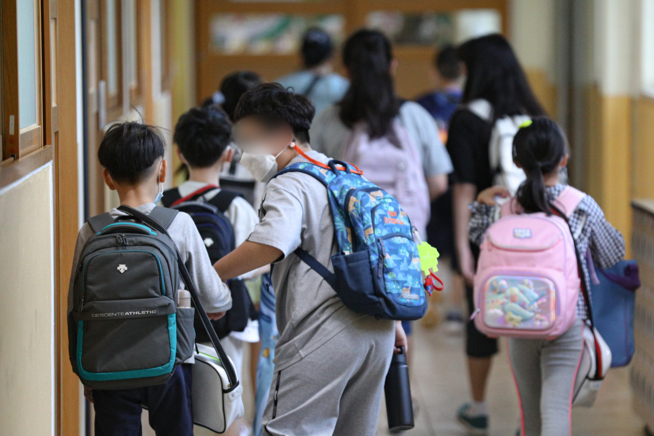 사회적 거리두기 4단계 지역에서 대면 수업이 확대된 6일 오전 서울 성북구 번동초등학교에서 학생들이 등교하고 있다.[연합]