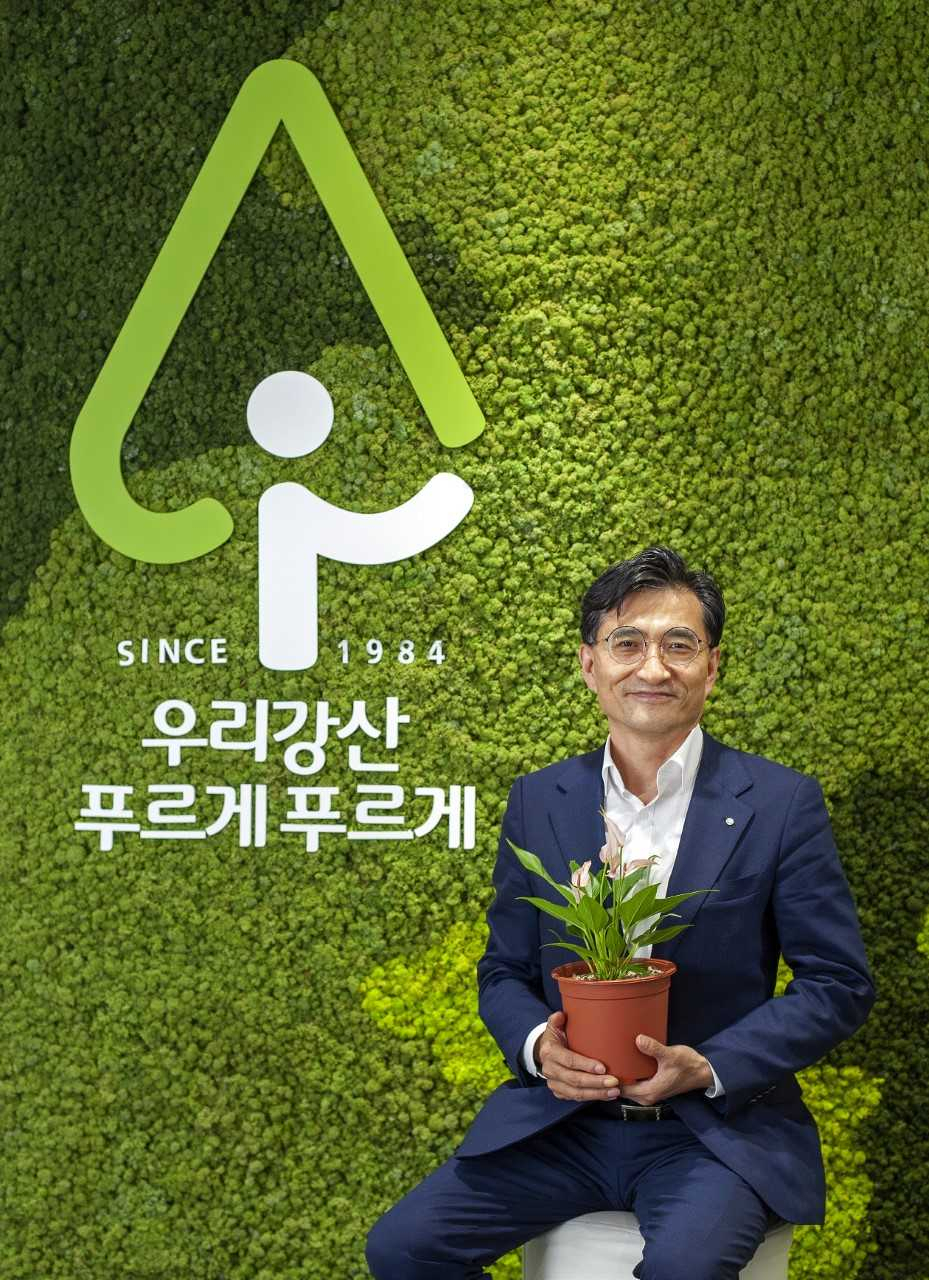 진재승 유한킴벌리 대표가 서울 잠실사옥의 사회공헌 캠페인 ‘우리강산 푸르게 푸르게’ 홍보보드 앞에서 자세를 잡았다. [회사 제공]