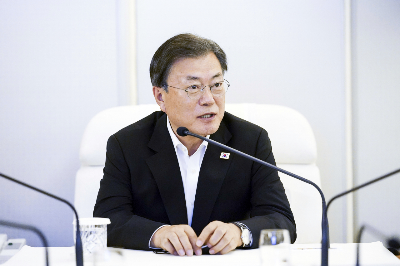 유엔총회와 하와이 순방 일정을 마친 문재인 대통령이 23일(현지시각) 공군 1호기로 귀국 중 기내에서 순방에 동행한 기자들과 간담회를 하고 있다. [연합]