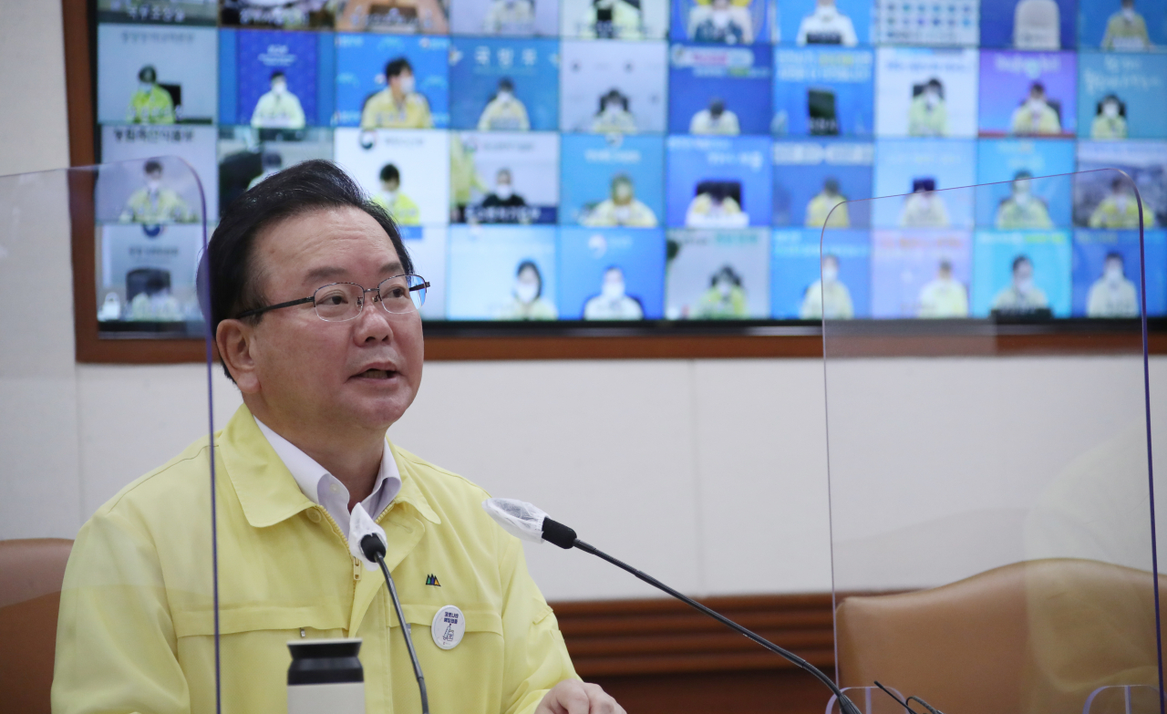김부겸 국무총리가 24일 정부서울청사에서 열린 코로나19 대응 중앙재난안전대책본부회의를 주재하고 있다. [연합]