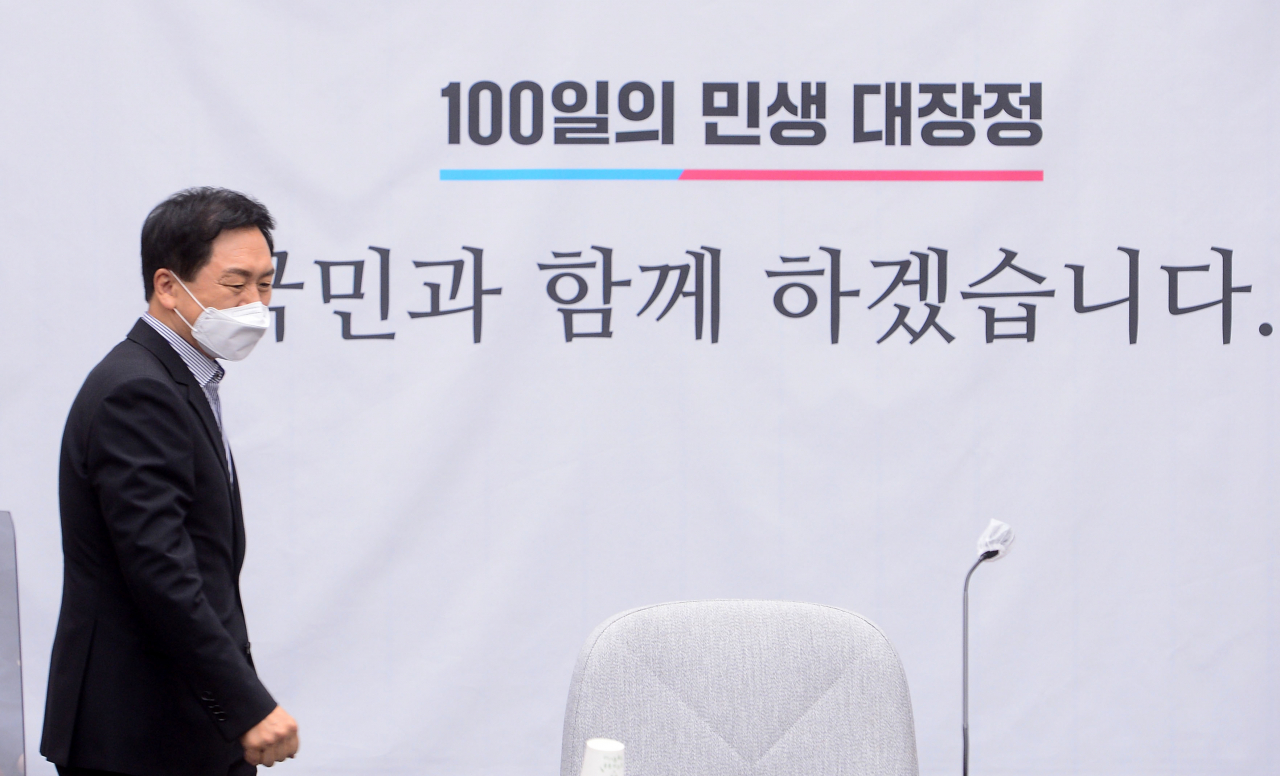 국민의힘 김기현 원내대표가 24일 서울 여의도 국회에서 열린 원내대책회의에 입장하고 있다. [연합]