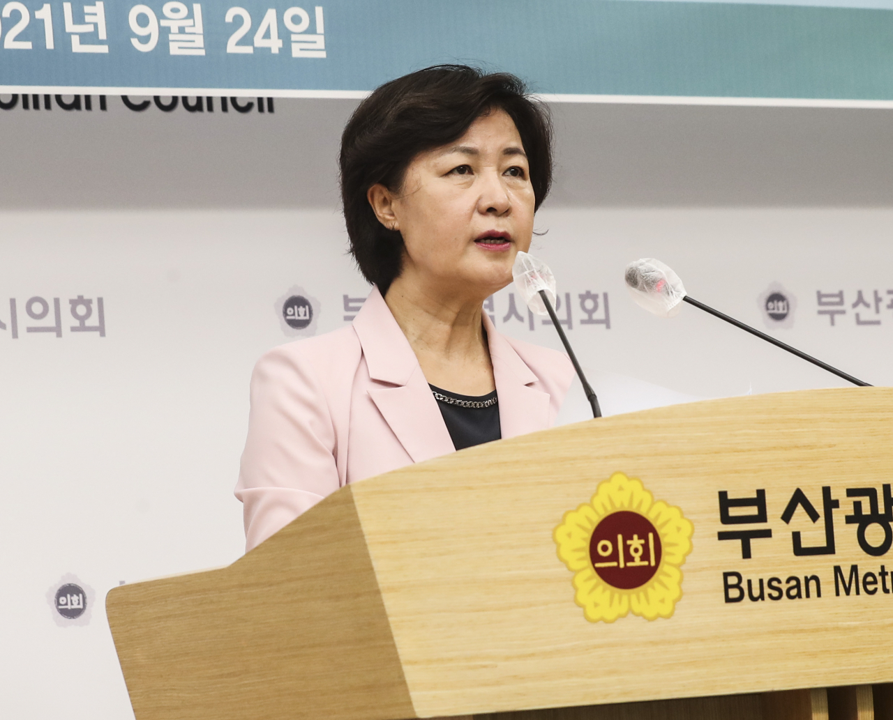 더불어민주당 대권주자인 추미애 전 법무부 장관이 24일 오전 부산시의회 브리핑룸에서 '부·울·경 미래비전 발표'를 하고 있다. [연합]