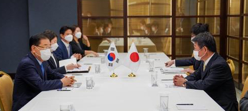 정의용 외교부 장관이 23일 미국 뉴욕에서 모테기 도시미쓰 일본 외무상과 양자 회담을 하고 있다. [외교부 제공. 재판매 및 DB 금지] 연합뉴스