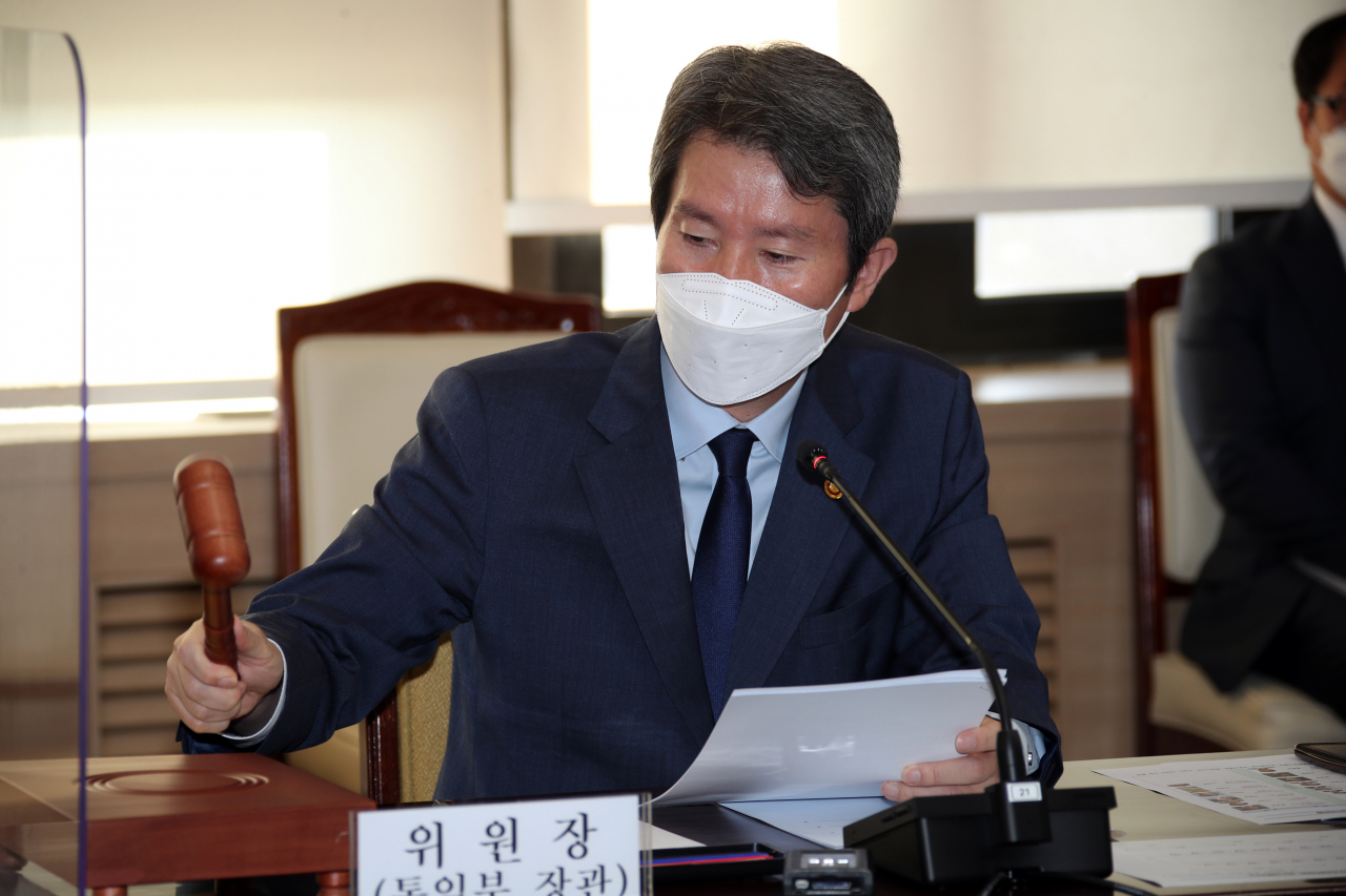 정부는 24일 제322차 남북교류협력추진협의회를 열고 국내 민간단체의 대북 영양·보건협력사업에 최대 100억원 한도에서 지원하는 안을 심의·의결했다. 이인영 통일부 장관이 교추협 회의에서 개회를 선언하고 있다. [연합]