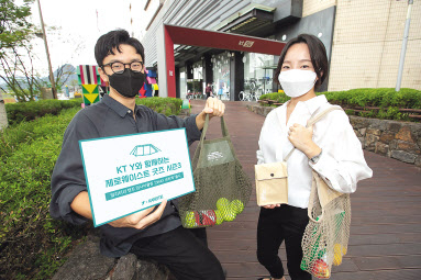 KT 관계자가 ‘제로웨이스트 담다 챌린지’를 소개하고 있다. [KT 제공]