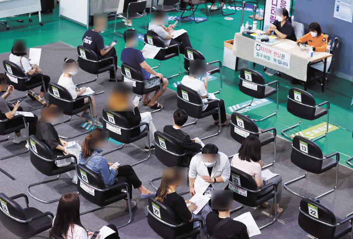 23일 서울 서대문구 북아현문화체육센터에 마련된 코로나19 백신접종센터를 찾은 시민들이 백신 접종 뒤 이상반응 모니터링을 하며 대기하고 있다. [연합]
