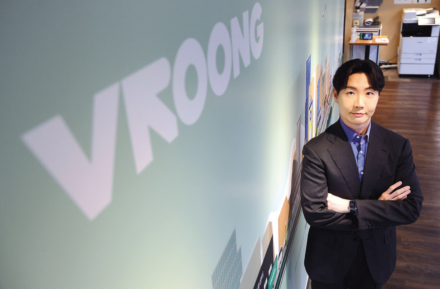 유통물류 브랜드 ‘부릉(VROONG)’을 운영하는 IT기업 메쉬코리아의 유정범 대표가 지난 13일 오후 서울 강남구 메쉬코리아 본사에서 본지와 인터뷰를 하고 있다. 그의 약력은 대학 졸업과 창업 뿐이다. ‘사회의 쓰임을 받는 일을 해야 한다’는 아버지의 생전 마지막 당부에 따라 스물 여덟 젊은 나이에 직접 회사를 만들었다. 그는 물류 업계에 뿌리깊게 박힌 불합리한 시스템을 바꿔내는 것을 인생의 목표로 삼고 있다. 이상섭 기자
