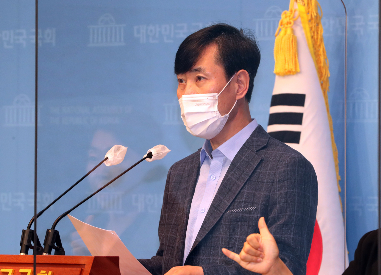 국민의힘 하태경 대선 경선 예비후보가 24일 서울 여의도 국회 소통관에서 기자회견을 열고 공무원 총원 20% 감축 공약을 발표하고 있다. [연합]