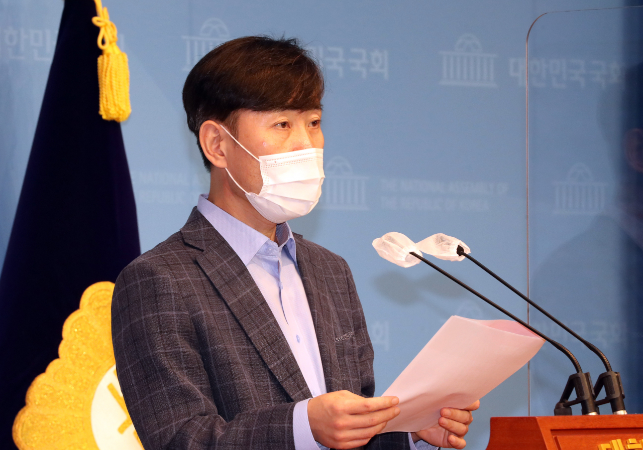국민의힘 하태경 대선 경선 예비후보가 24일 서울 여의도 국회 소통관에서 기자회견을 열고 공무원 총원 20% 감축 공약을 발표하고 있다. [연합]