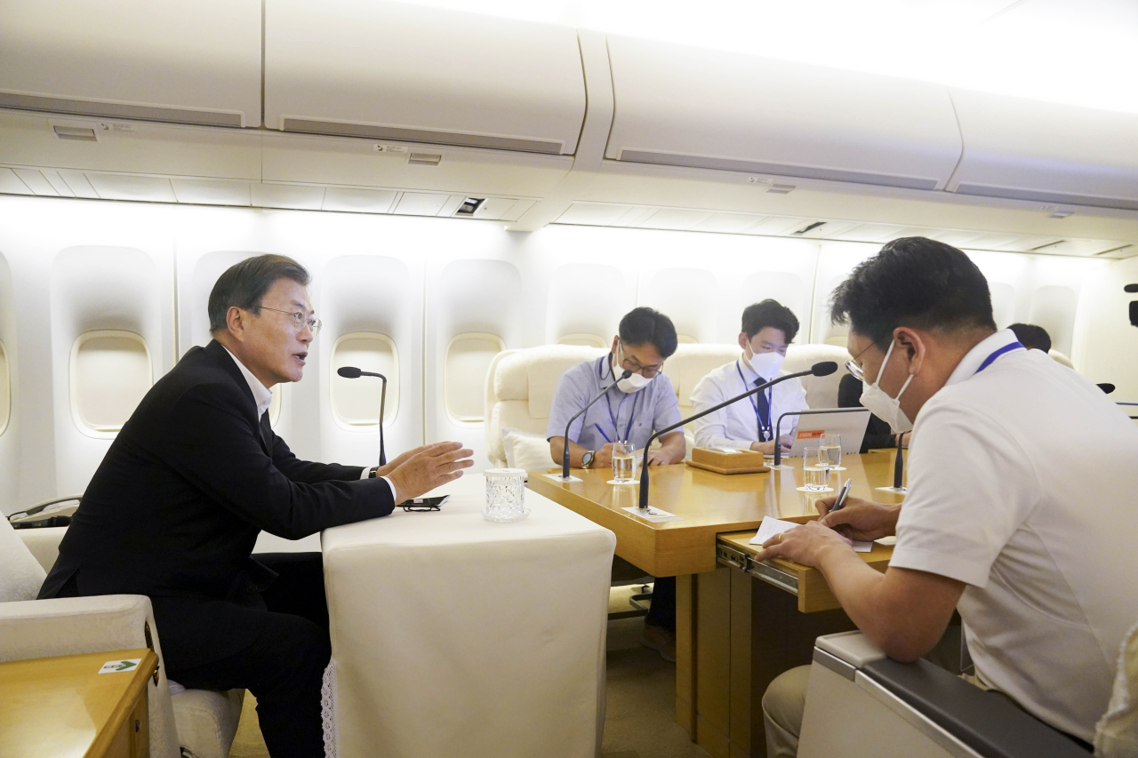 President Moon Jae-in speaks during a news briefing onboard his Air Force One on Thursday on his way back to Seoul from a five-day trip to New York and Hawaii. (Yonhap)