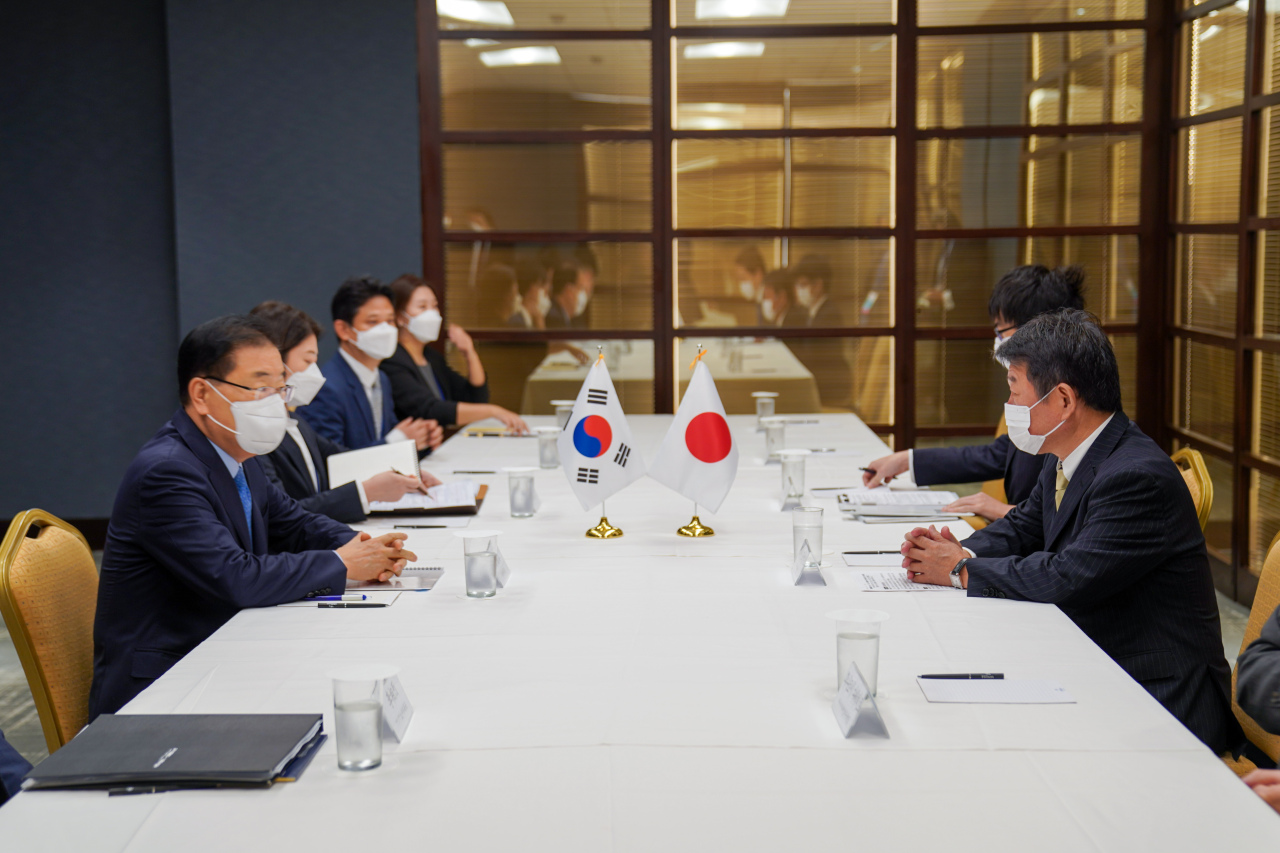 Foreign Minister Chung Eui-yong (left) holds talks with his Japanese counterpart, Toshimitsu Motegi, on the sidelines of the UN General Assembly in New York on Thursday. (Ministry of Foreign Affairs)
