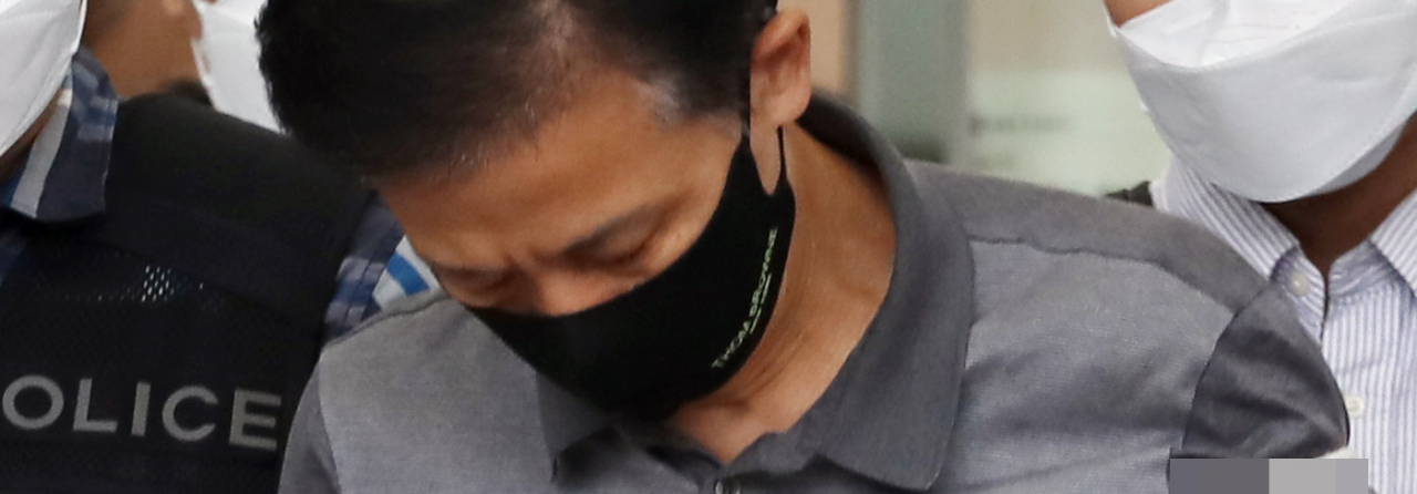 전자발찌 훼손 전후로 여성 2명 살해 혐의를 받는 강윤성이 검찰 조사에서 ‘사이코패스’로 진단을 받은 것으로 밝혀졌다. 사진은 지난 7일 오전 송파경찰서에서 서울동부지검에 송치될 때의 강윤성. [연합]