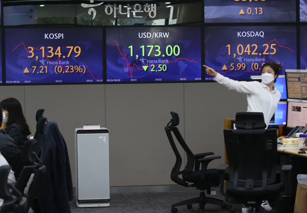 코스피가 24일 상승세로 출발했다. 지수는 전장보다 13.15포인트 오른 3,140.73에서 출발해 강세 흐름을 보이고 있다. 사진은 이날 오전 서울 중구 하나은행 본점 딜링룸. 연합뉴스