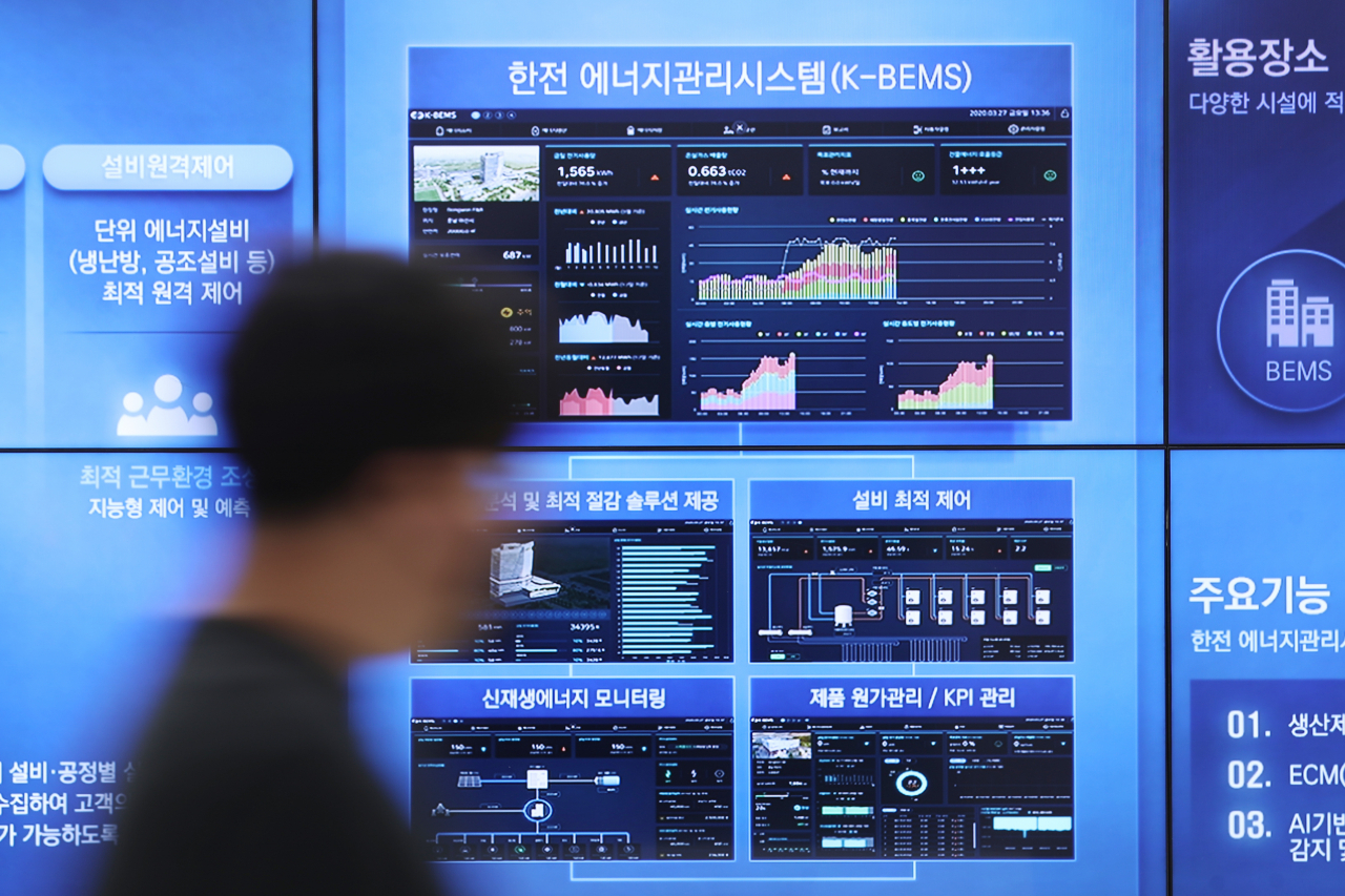 정부와 한국전력은 지난 23일 4분기(10~12월) 최종 연료비 조정단가를 전분기보다 3원 인상해 2013년 11월 이후 약 8년 만에 전기 요금을 인상했다. 사진은 전남 나주시 빛가람혁신도시 한국전력 본사 로비에 전시된 한전 에너지관리시스템 전시물. [연합]
