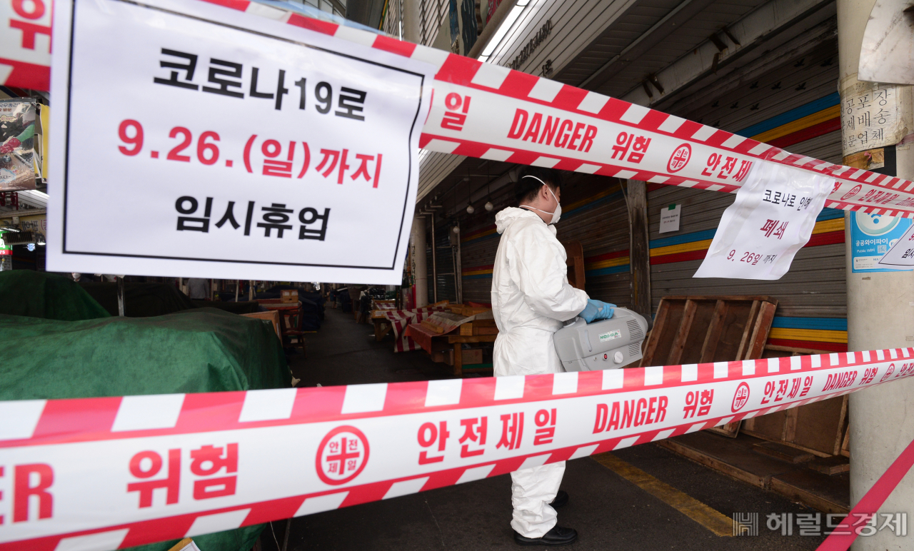 코로나 신규 확진자가 역대 최다인 2434명이 발생했다. 24일 오전 서울 중구 오장동 중부시장이 집단감염 발생으로 폐쇄된 가운데 방역작업이 실시되고 있다. 박해묵 기자