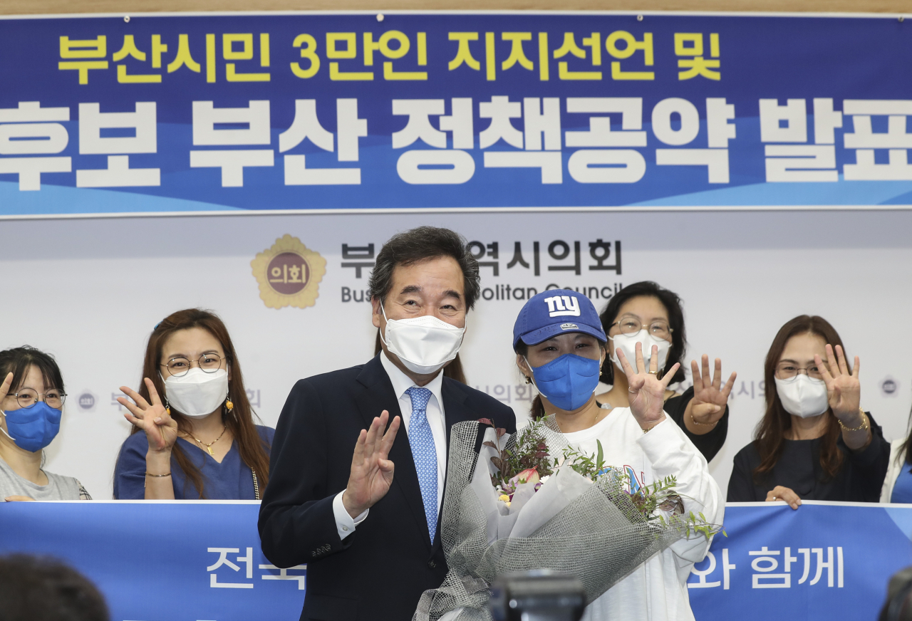 더불어민주당 대선 경선 후보인 이낙연 전 대표가 24일 오전 부산시의회 브리핑룸에서 열린 '부산시민 3만인 지지선언 및 부산 정책공약 발표회'에서 여성단체 지지자들로부터 꽃다발을 받고 기념촬영을 하고 있다. 연합뉴스