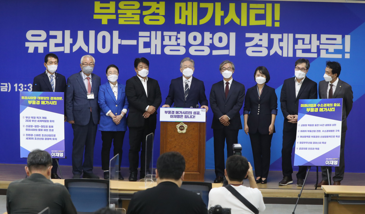 더불어민주당 이재명 대선 경선 후보가 24일 오후 경남 창원시 의창구 경남도의회 대회의실에서 열린 '부울경(부산·울산·경남) 공약 발표'에서 발언하고 있다. 연합뉴스