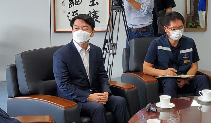 국민의당 안철수 대표가 24일 오전 한국노총 대구지역본부를 방문해 관계자들과 이야기를 나누고 있다. [연합]