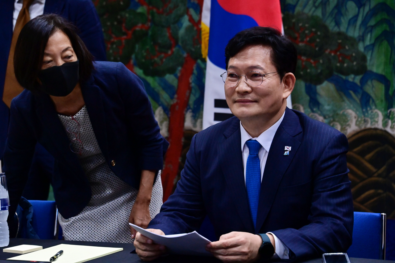 더불어민주당 송영길 대표 및 방미단이 지난 20일(현지시간) 미국 워싱턴 주미한국대사관에서 진행한 NBC 화상인터뷰에 참석하고 있다. [연합]