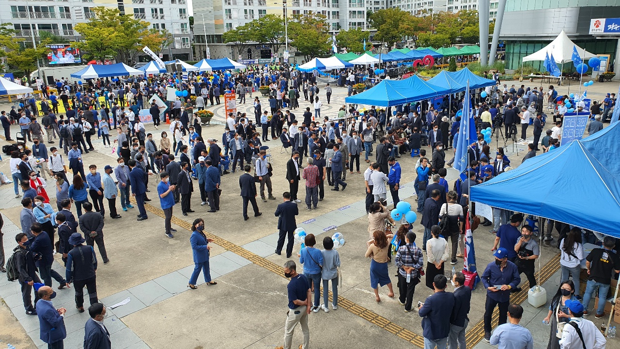 20대 민주당 대선후보를 뽑는 광주전남합동연설회장은 당원과 지지자 수천여명이 몰리면서 북새통을 이뤘다. 서인주 기자