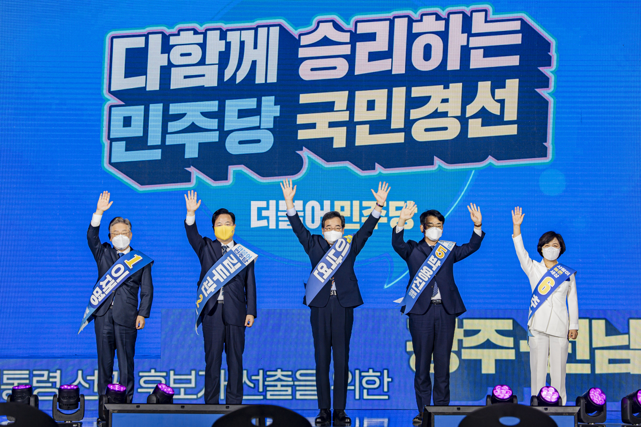 25일 오후 광주 서구 김대중컨벤션센터 1층 다목적홀에서 열린 더불어민주당 대선 후보 선출을 위한 광주·전남 지역경선 합동연설회에서 후보들이 손을 들어 인사하고 있다. 사진 왼쪽부터 이재명, 김두관, 이낙연, 박용진, 추미애 후보. [연합]