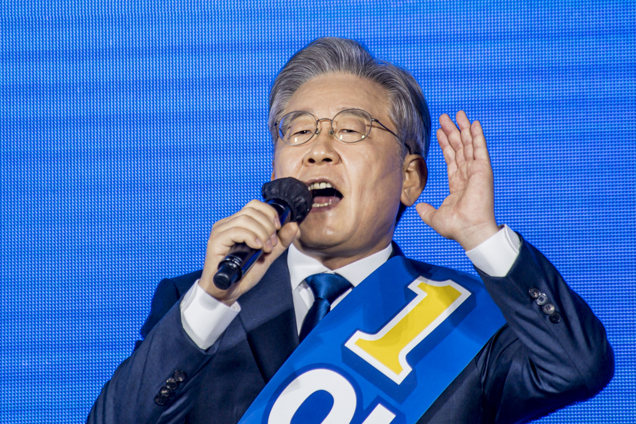 더불어민주당 이재명 대선 경선 후보가 25일 오후 광주 서구 김대중컨벤션센터 1층 다목적홀에서 열린 광주·전남 지역경선 합동연설회에서 정견발표하고 있다. [연합]