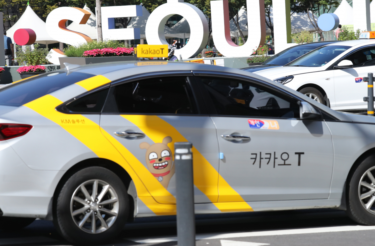 서울 시내를 운행 중인 카카오택시. [연합]