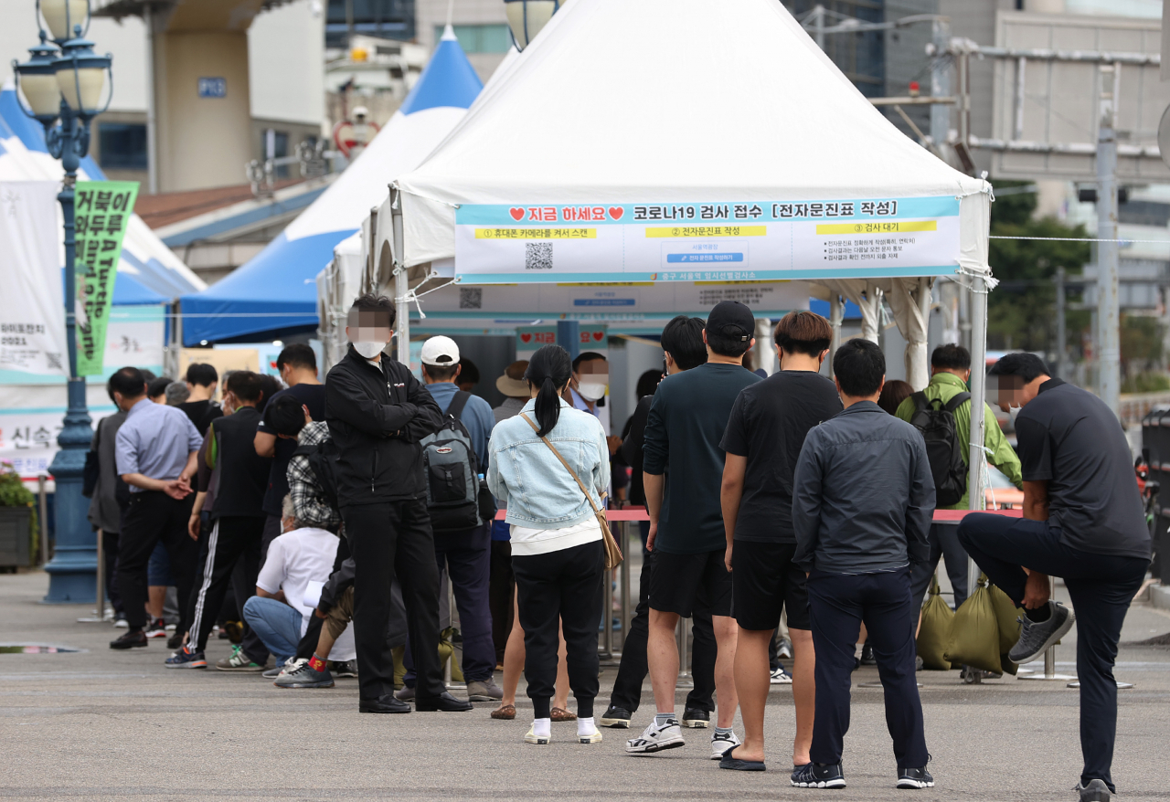 25일 오전 서울역 광장에 마련된 중구임시선별검사소에서 시민들이 검사를 받기 위해 기다리고 있다. [연합]