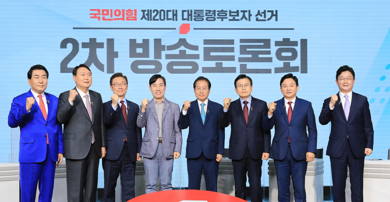 국민의힘 안상수(왼쪽부터), 윤석열, 최재형, 하태경, 홍준표, 황교안, 원희룡, 유승민 대선 경선 예비후보가 23일 서울 강서구 ASSA 스튜디오에서 열린 국민의힘 제20대 대통령후보자 선거 제2차 방송토론회에 앞서 기념촬영을 하고 있다. 연합뉴스