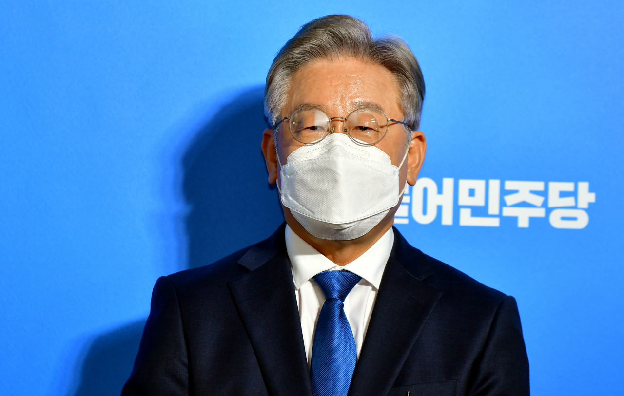 더불어민주당 이재명 대선 경선 후보가 25일 오후 광주 김대중컨벤션센터에서 열린 더불어민주당 대선 후보자 광주·전남 경선 결과 발표가 끝나고 인터뷰하고 있다. 연합뉴스