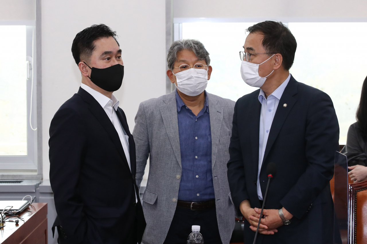 9일 국회 제5회의장에서 열린 언론중재 및 피해구제 등에 관한 법률(언론중재법)’ 개정안 여야 협의체 회의에서 더불어민주당 김종민 의원(왼쪽)과 국민의힘 최형두 의원(오른쪽)이 대화하고 있다.가운데는 문재완 한국외국어대 법학전문대학원 교수. 연합뉴스