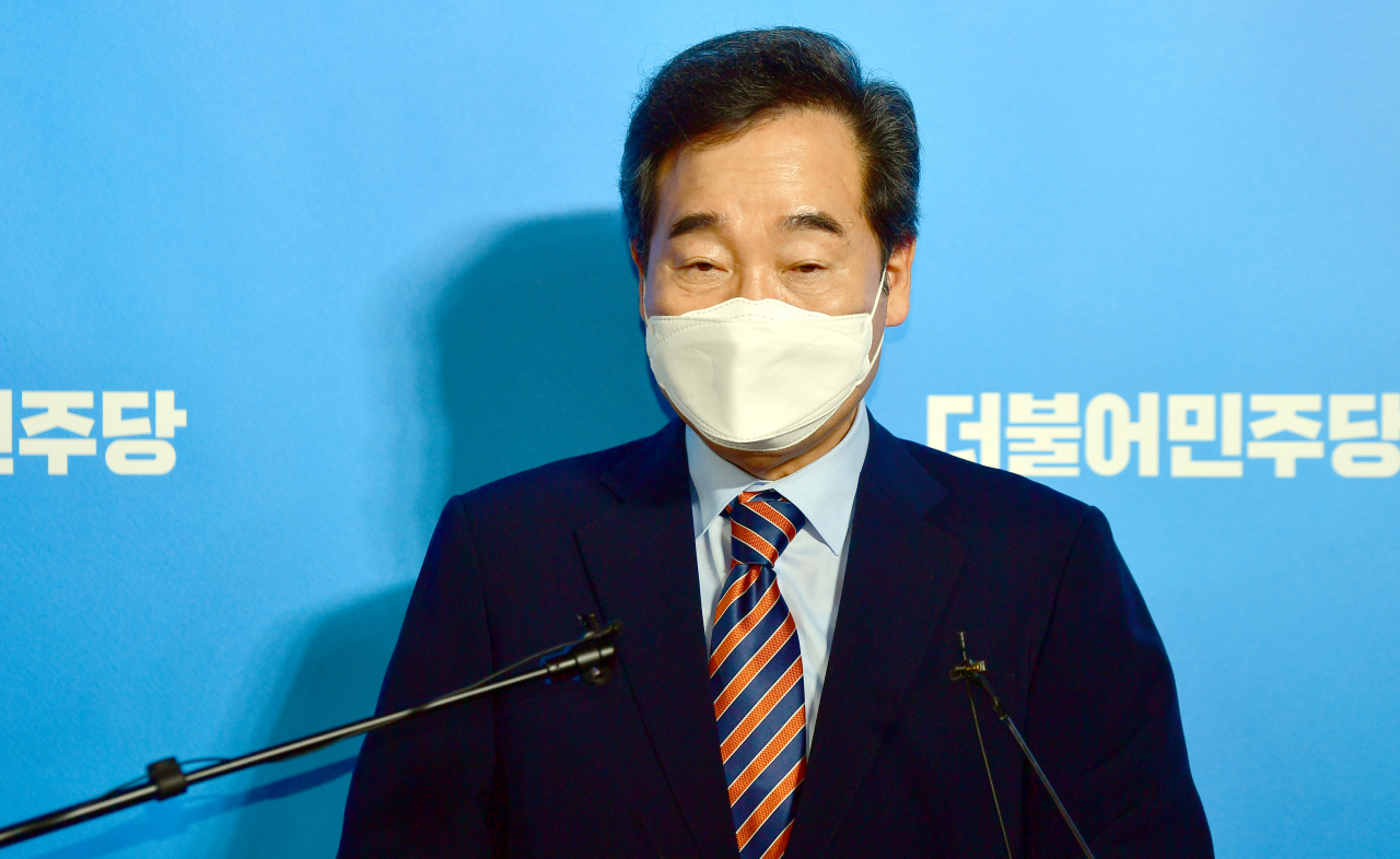 더불어민주당 이낙연 대선 경선 후보가 25일 오후 광주 김대중컨벤션센터에서 열린 더불어민주당 대선 후보자 광주·전남 경선 결과 발표가 끝나고 인터뷰하고 있다. [연합]