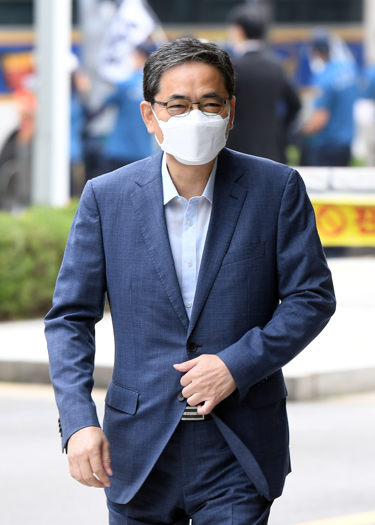 국회 패스트트랙 충돌 사건으로 재판을 받고 있는 국민의힘 곽상도 의원이 지난달 30일 서울 남부지법에서 열리는 속행 공판에 출석하고 있다. [연합뉴스 제공]
