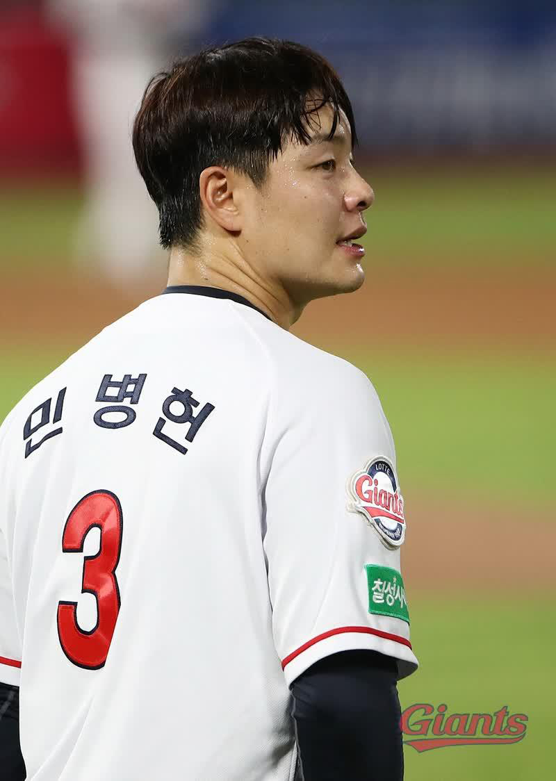 프로야구 롯데 자이언츠의 외야수 민병헌(34)이 26일 은퇴를 선언했다. 2018시즌부터 롯데 유니폼을 입은 민병헌은 올 시즌까지 총 4시즌 동안 342경기에 출전해 타율 0.286, 28홈런, 134타점을 기록했다. 프로 통산 기록은 1천438경기, 타율 0.295, 99홈런, 578타점이다. [연합]