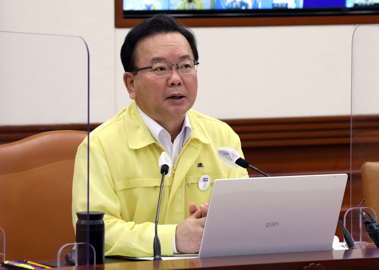김부겸 국무총리가 26일 오후 정부서울청사에서 열린 코로나19 대응 중앙재난안전대책본부 회의를 주재하고 있다. [연합]