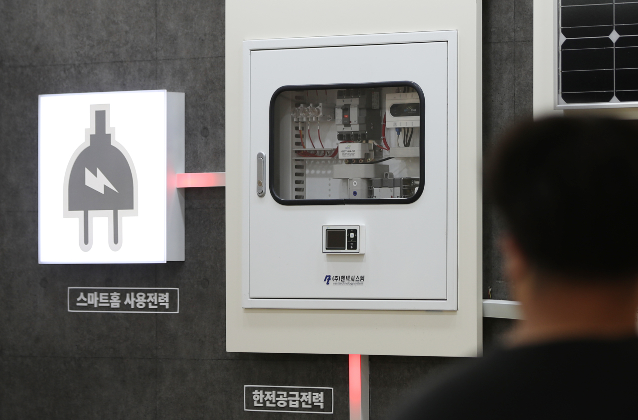 A man stares at an electricity supply model at KEPCO headquarters in Naju, South Jeolla Province. (Yonhap)