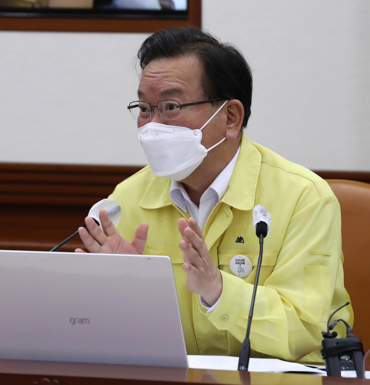 김부겸 국무총리가 26일 오후 정부서울청사에서 열린 코로나19 대응 중앙재난안전대책본부 회의에서 참석자들과 대화하고 있다. 연합뉴스