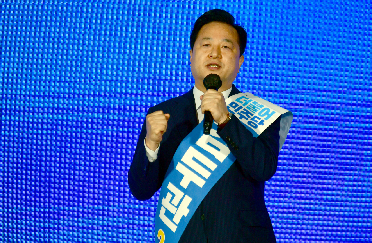 더불어민주당 김두관 대선 경선 후보가 지난 25일 오후 광주 서구 김대중컨벤션센터 1층 다목적홀에서 열린 광주·전남 지역경선 합동연설회에서 정견발표하고 있다. [연합]