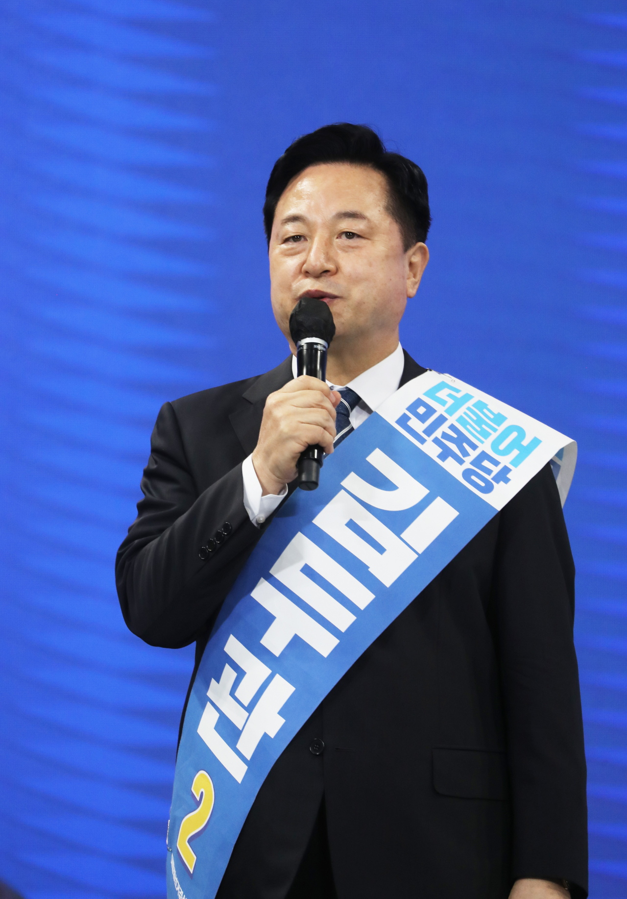 26일 전북 완주군 우석대학교 체육관에서 열린 더불어민주당 대선 후보 선출을 위한 전북 합동연설회. 김두관 후보가 연설하고 있다. 연합뉴스