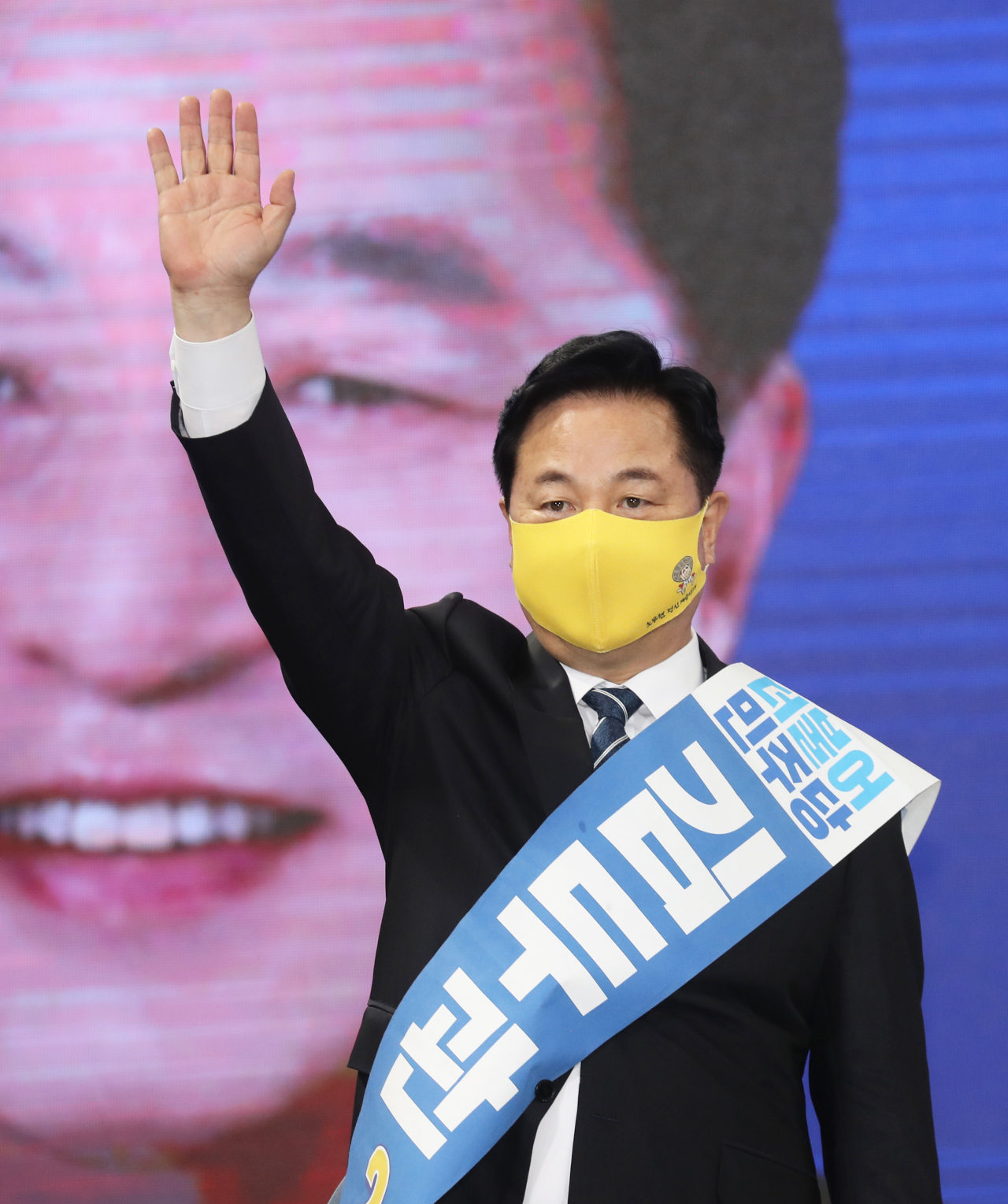 [사진=26일 전북 완주군 우석대학교 체육관에서 열린 더불어민주당 대선 후보 선출을 위한 전북 합동연설회에서 김두관 후보가 인사하고 있다.][연합]