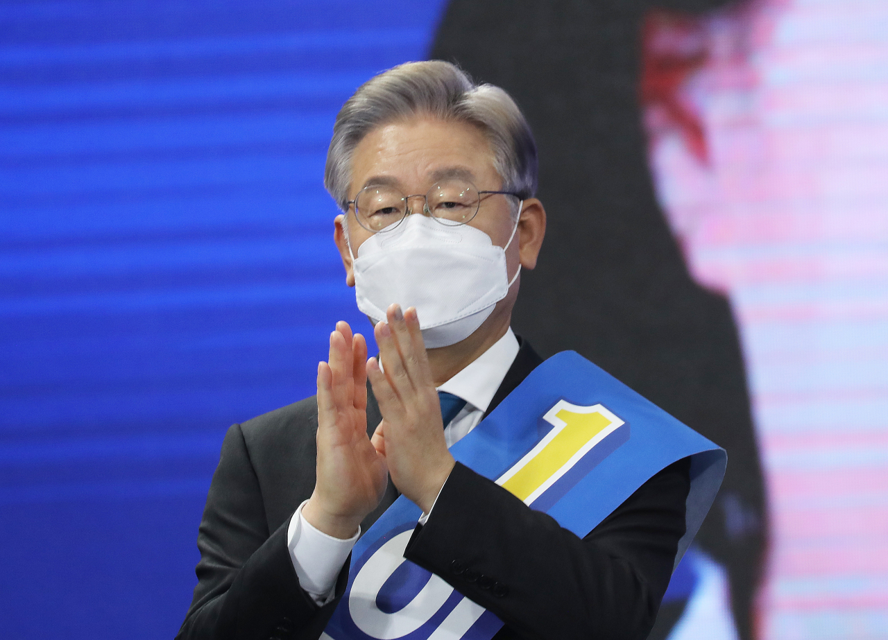 [사진=더불어민주당 대서주자인 이재명 경기지사가 26일 전북 완주군 우석대학교 체육관에서 열린 더불어민주당 대선 후보 선출을 위한 전북 합동연설회에서 가 박수치고 있다.] [연합]
