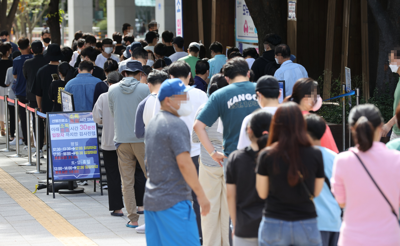 [사진=26일 오전 서울 송파구보건소 선별진료소에서 시민들이 코로나19 검사를 받기 위해 대기하고 있다.][연합]