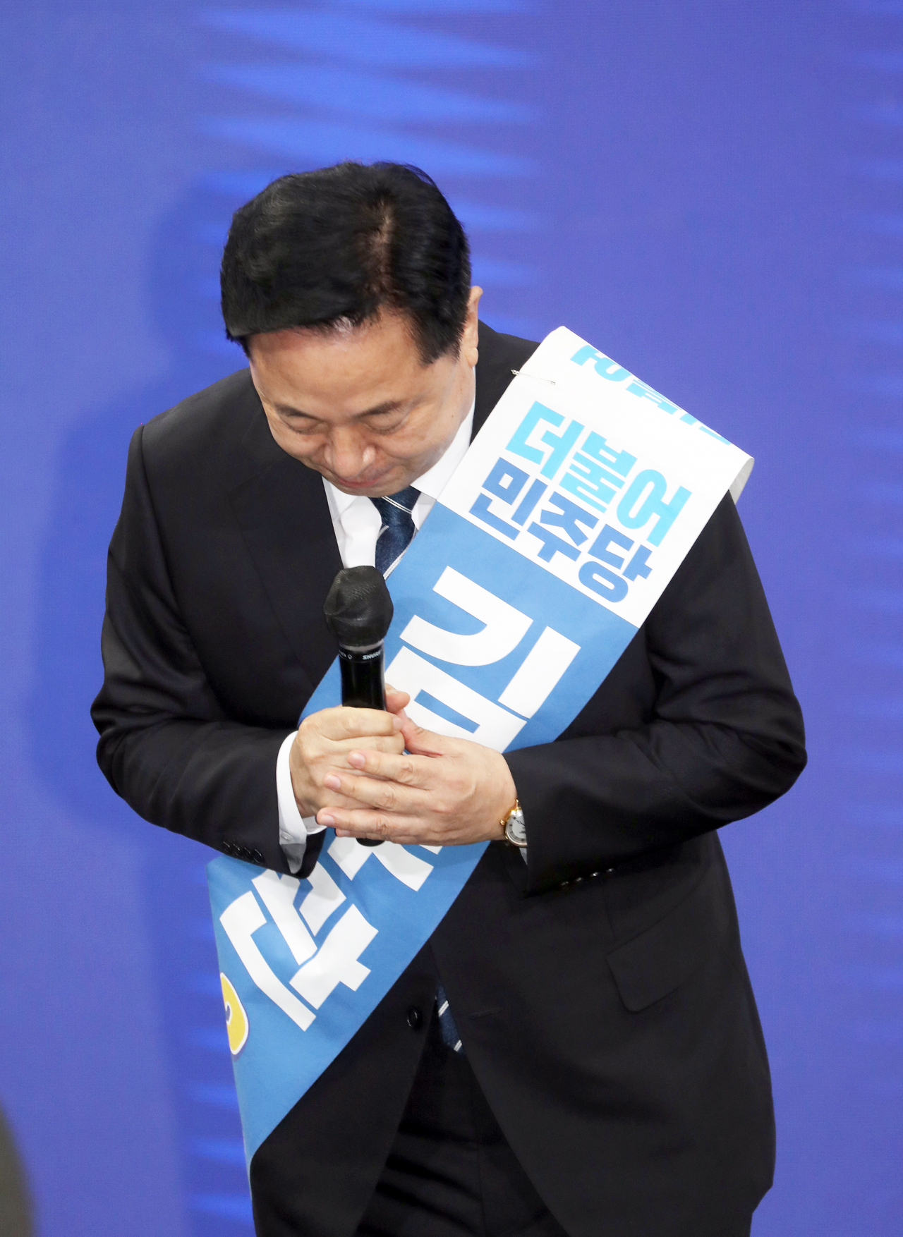 26일 전북 완주군 우석대학교 체육관에서 열린 더불어민주당 대선 후보 선출을 위한 전북 합동연설회에서 김두관 후보가 인사하고 있다. 김두관 후보는 이날 결과 발표 후 경선 후보직을 사퇴한다고 밝혔다. [연합]