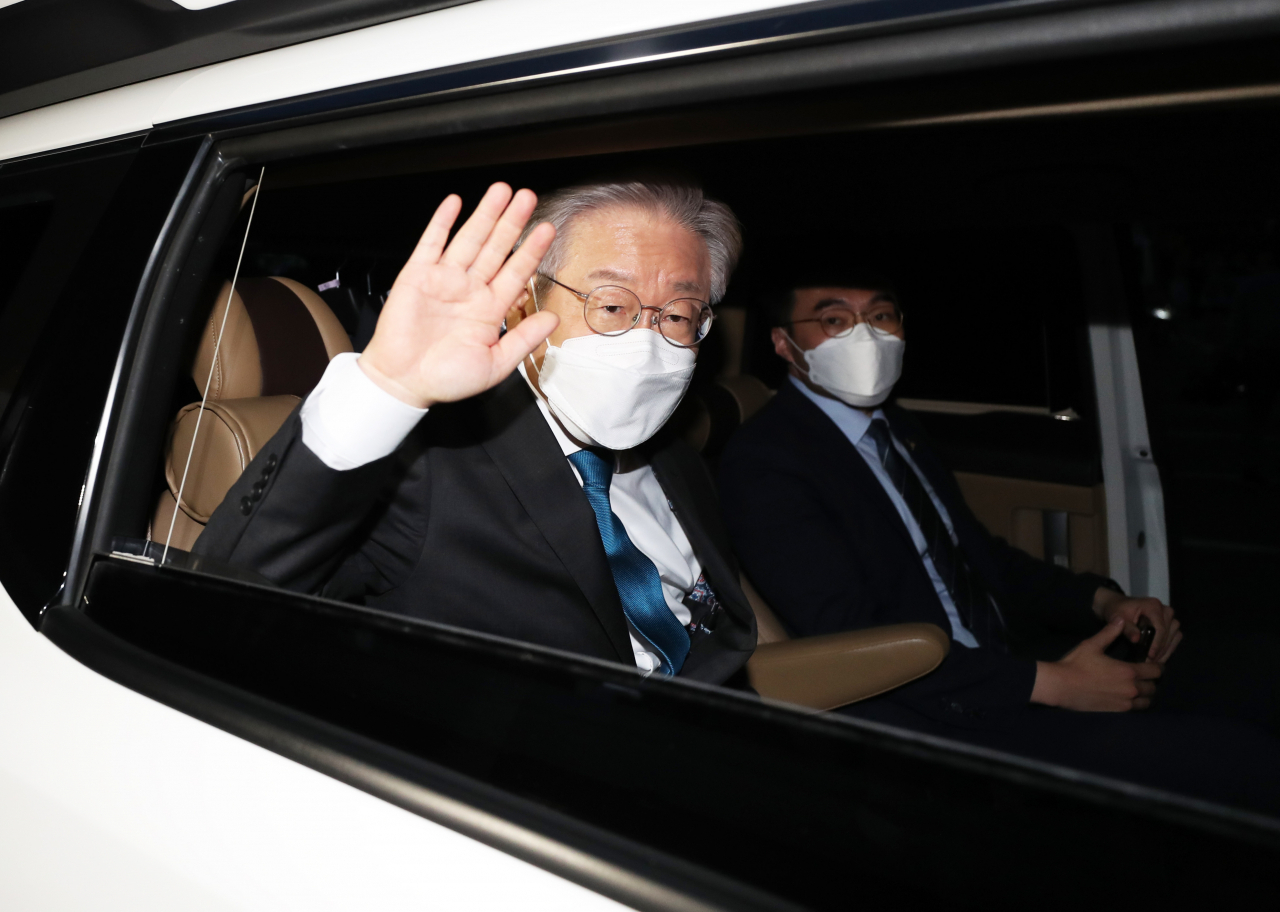 더불어민주당 대선주자인 이재명 경기지사가 26일 전북 완주군 우석대학교 체육관에서 열린 더불어민주당 대선 후보 선출을 위한 전북 합동연설회를 마친 후 차량을 타고 이동하며 손을 흔들고 있다. [연합]